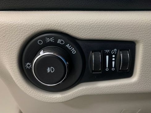 Used 2024 Chrysler Pacifica Touring-L FWD image 27