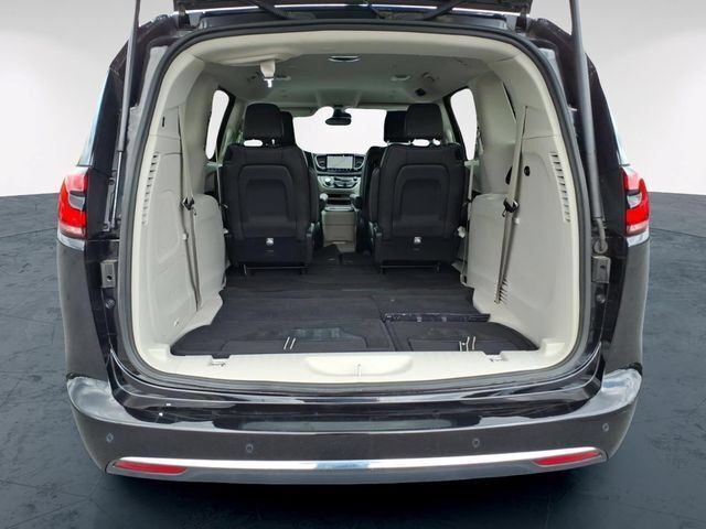 Used 2024 Chrysler Pacifica Touring-L w/ Uconnect Theater Family Group AWD/4WD image 11