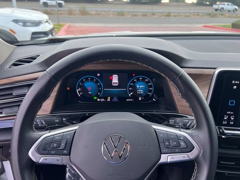 Used 2025 Volkswagen Atlas SE AWD/4WD image 15
