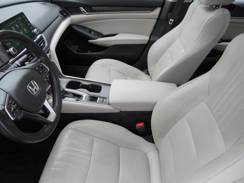 Used 2018 Honda Accord Touring image 9