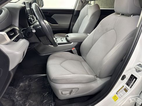 Used 2023 Toyota Highlander LE image 17