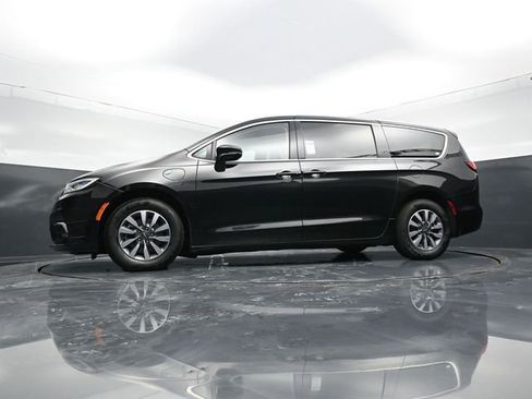 Used 2024 Chrysler Pacifica Limited FWD image 57