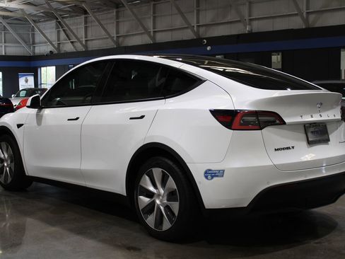 Used 2021 Tesla Model Y Long Range image 8