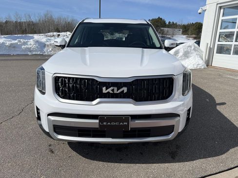 Used 2024 Kia Telluride EX w/ EX Captain's Chair Package image 8
