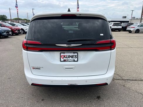 Used 2023 Chrysler Pacifica Touring-L FWD image 7