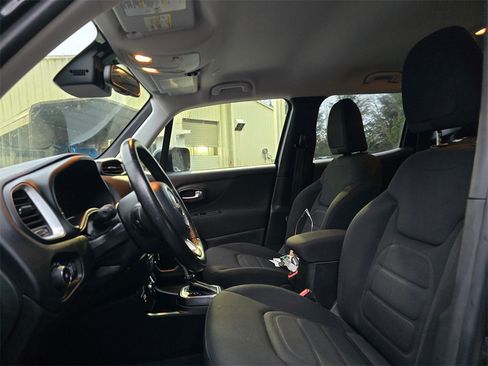 Used 2018 Jeep Renegade Latitude w/ UConnect 8.4 Nav Group image 2