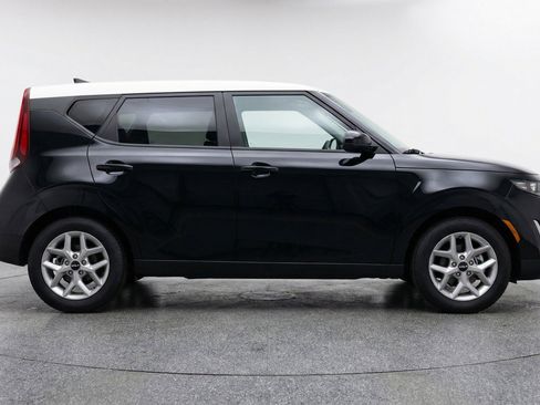 Used 2025 Kia Soul LX w/ LX Technology Package FWD image 11