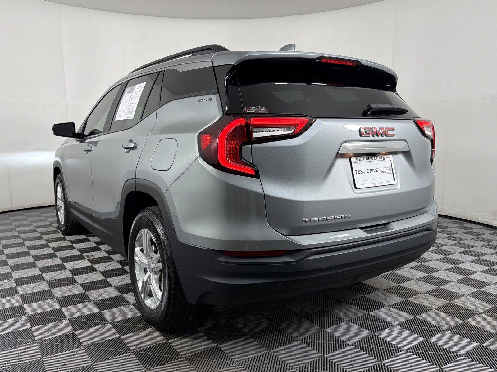 Used 2024 GMC Terrain SLE w/ Driver Convenience Package FWD image 4