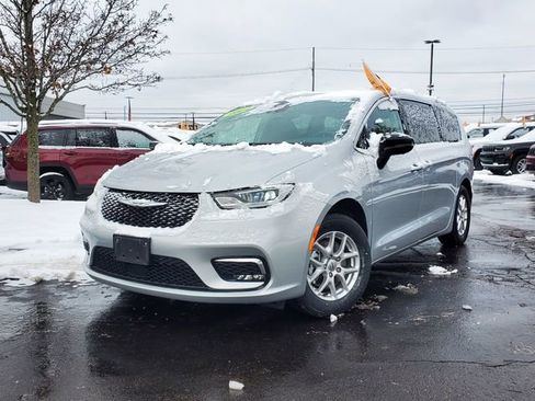 Certified 2024 Chrysler Pacifica Touring-L image 32