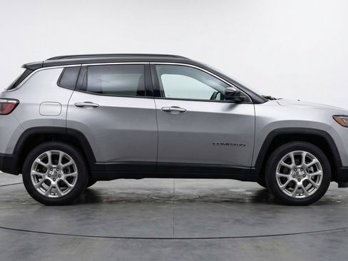 Used 2025 Jeep Compass Limited image 11