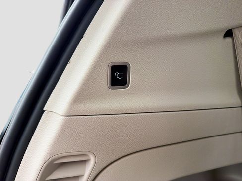 Used 2023 Chrysler Pacifica Touring-L FWD image 20