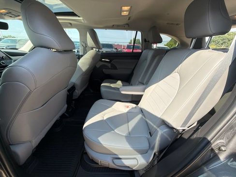 Used 2023 Toyota Highlander XLE AWD/4WD image 27