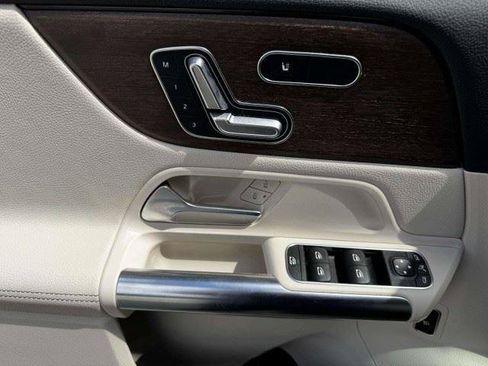 Used 2021 Mercedes-Benz GLA 250 4MATIC w/ Premium Package image 19