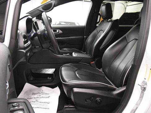Used 2025 Chrysler Pacifica Limited FWD image 9