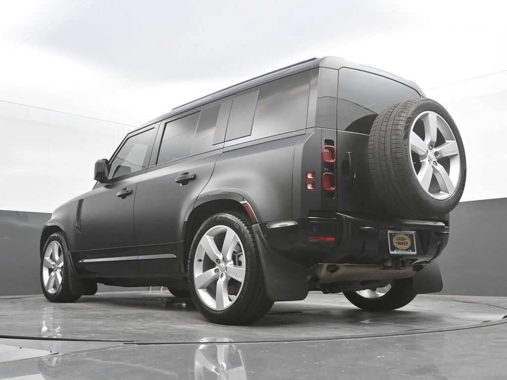 Used 2025 Land Rover Defender 110 X-Dynamic SE AWD/4WD image 34