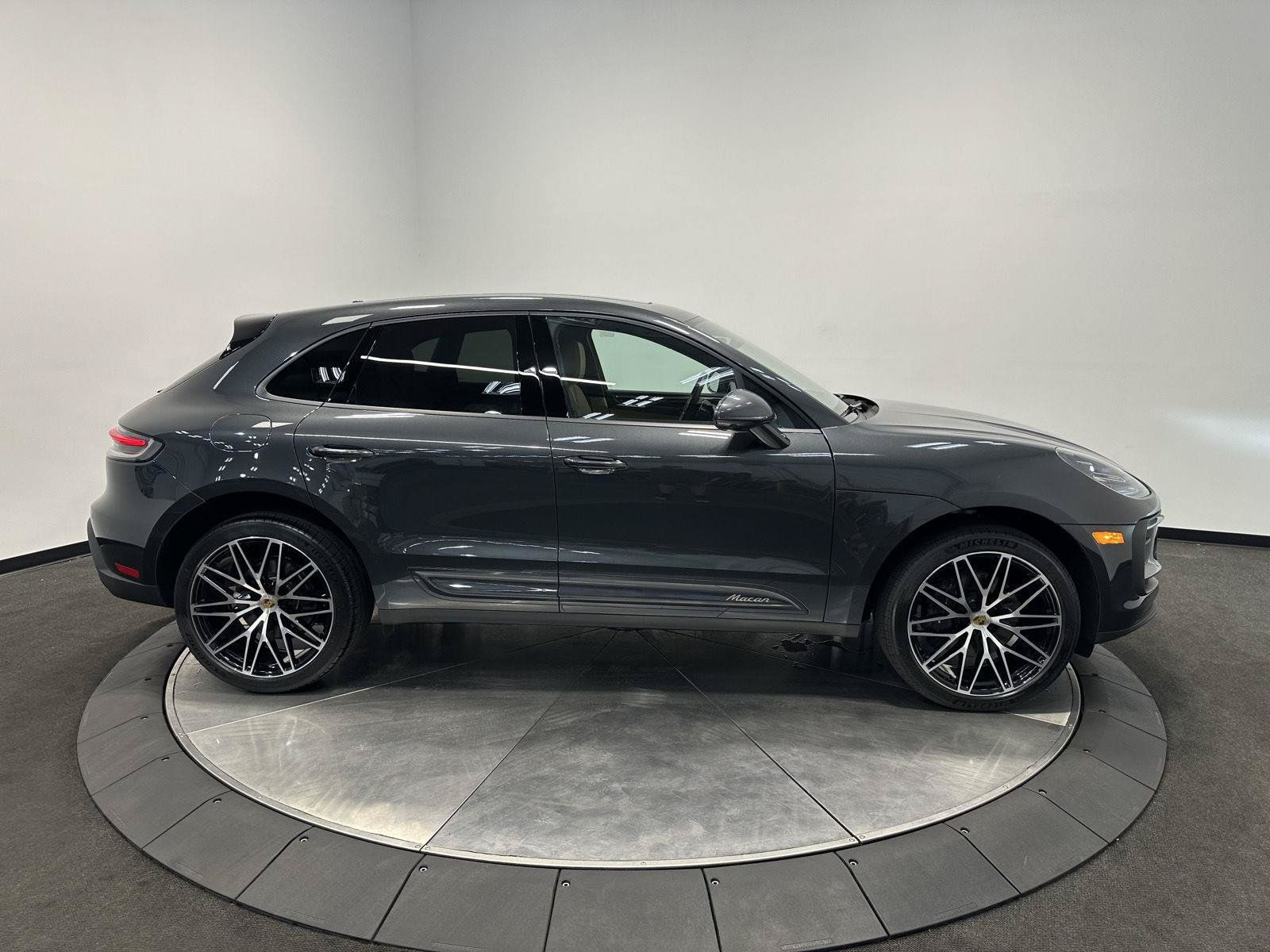 Certified 2026 Porsche Macan AWD/4WD image 8