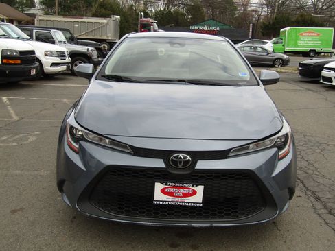 Used 2020 Toyota Corolla LE image 2