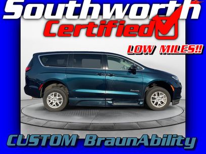 Used 2023 Chrysler Pacifica Touring-L