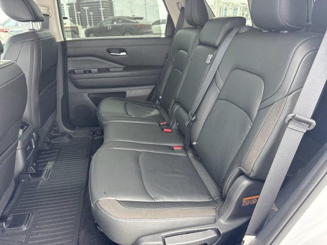 Used 2025 Nissan Pathfinder SL FWD image 23