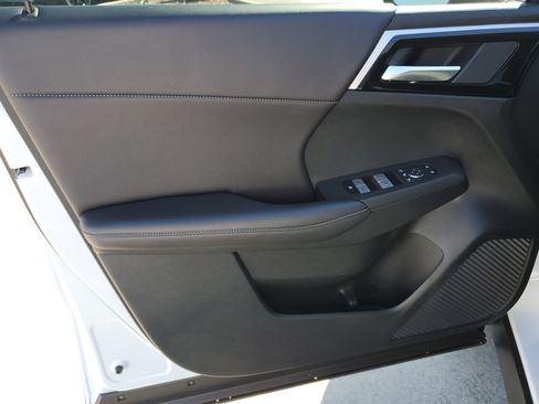 Used 2024 Mitsubishi Outlander AWD image 20