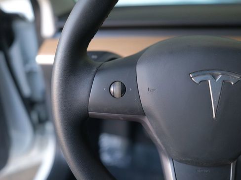 Used 2020 Tesla Model 3 Standard Range Plus image 12