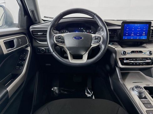 Used 2021 Ford Explorer XLT RWD image 3