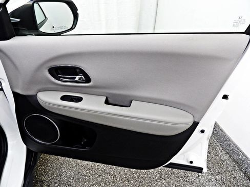 Used 2017 Honda HR-V EX image 11