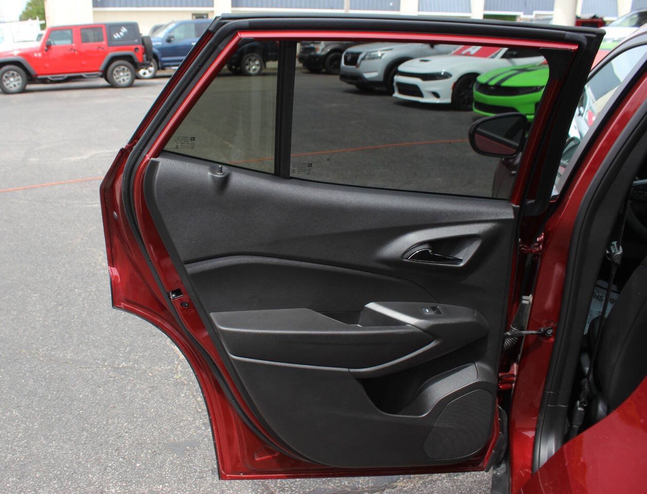 Used 2025 Chevrolet Trax LT FWD image 16