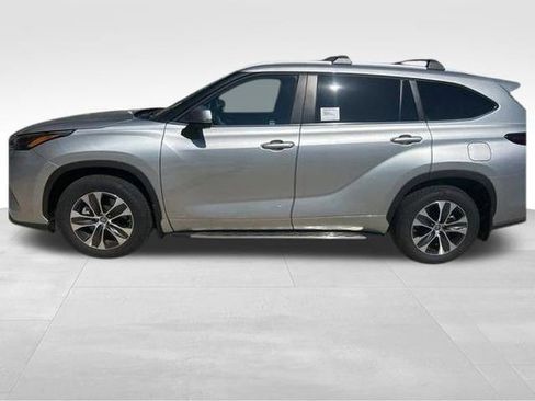 Used 2025 Toyota Highlander XLE image 4