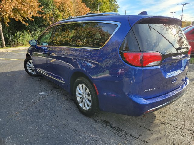Used 2018 Chrysler Pacifica Touring-L Plus FWD image 5