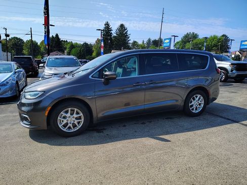 Used 2023 Chrysler Pacifica Touring-L FWD image 6