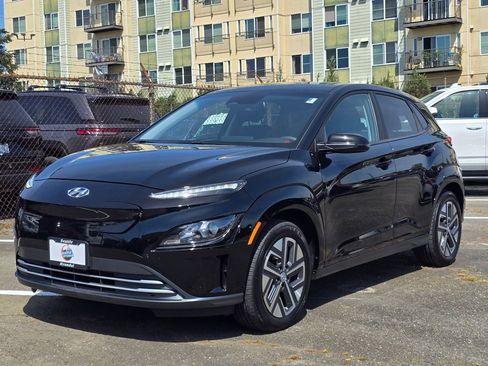 Used 2023 Hyundai Kona SE FWD image 3
