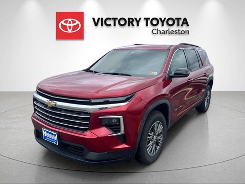 Used 2025 Chevrolet Traverse LT w/ LPO, Floor Liner Package AWD/4WD image 2