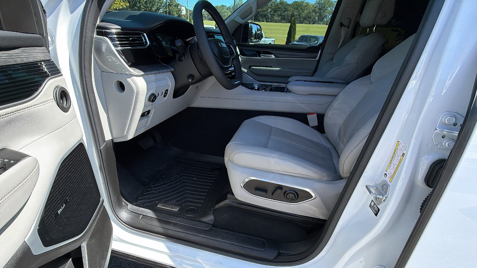 Used 2023 Jeep Wagoneer L Series III w/ Premium Group I AWD/4WD image 17