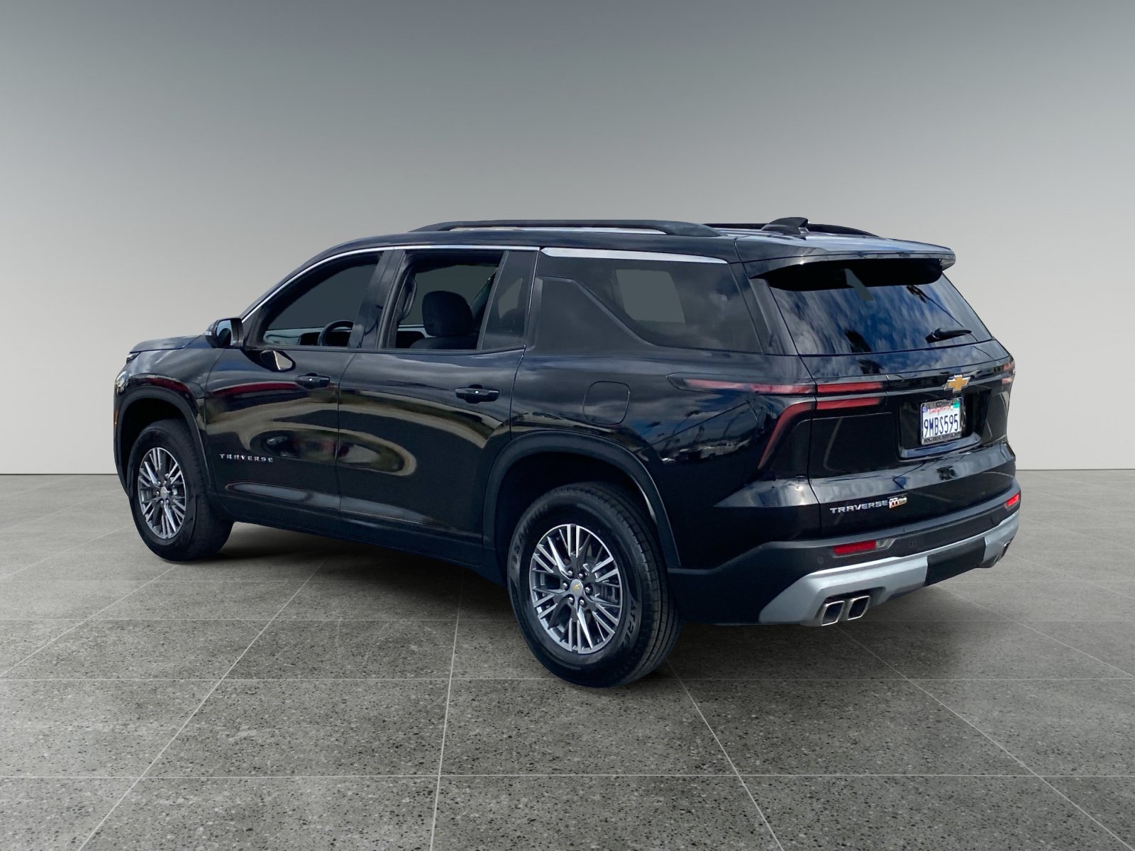 Used 2024 Chevrolet Traverse LT FWD image 3