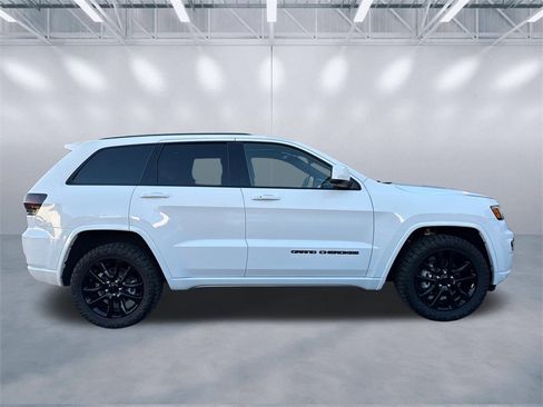 Used 2020 Jeep Grand Cherokee Altitude image 3