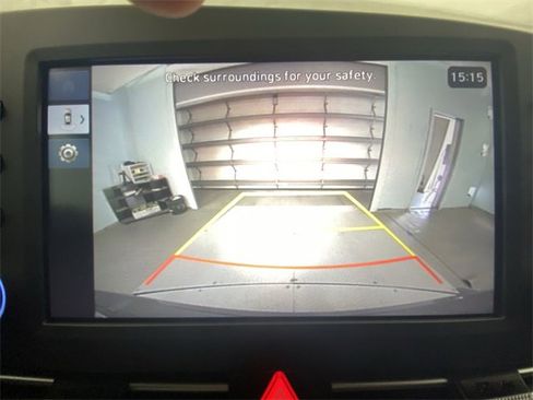 Used 2025 Hyundai Elantra SE image 17