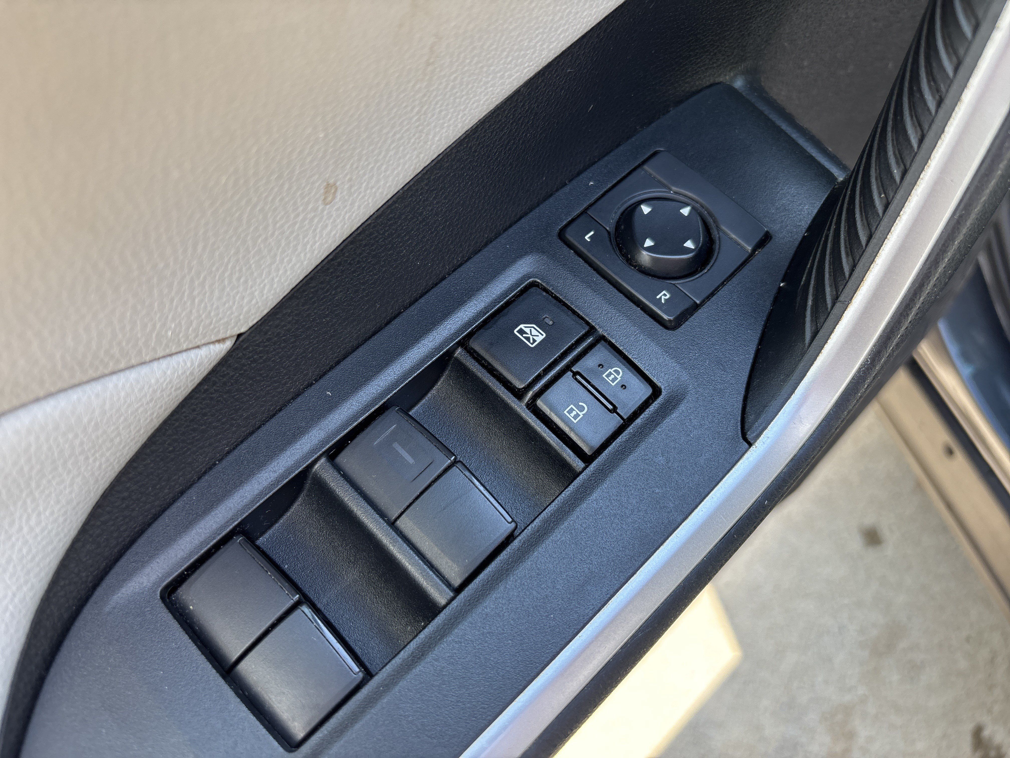 Used 2021 Toyota RAV4 XLE AWD/4WD image 14