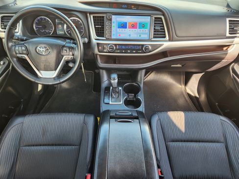 Used 2018 Toyota Highlander Plus FWD image 25