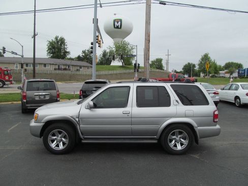 Used 2004 Nissan Pathfinder LE Platinum RWD image 2