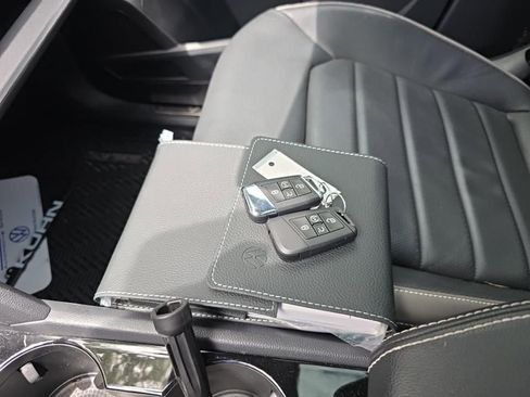 Used 2023 Volkswagen Atlas SEL Premium image 13