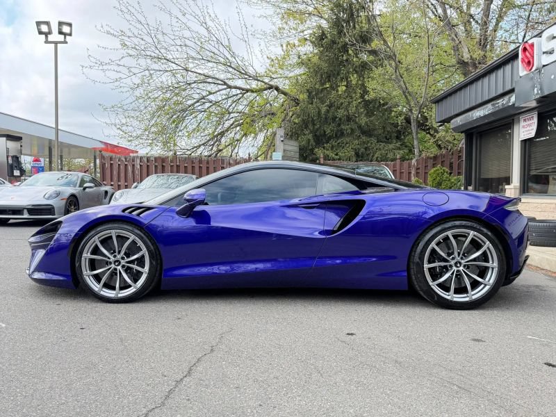 Used 2023 McLaren Artura RWD image 9