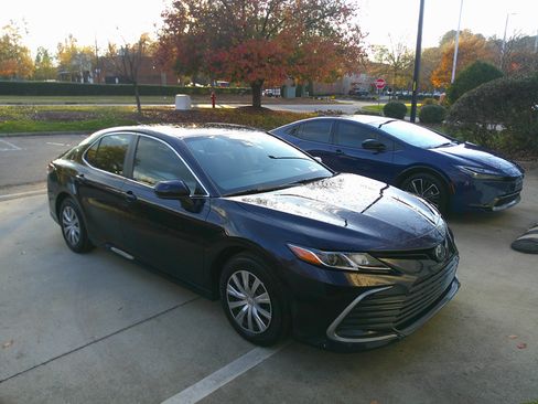 Used 2022 Toyota Camry LE image 2