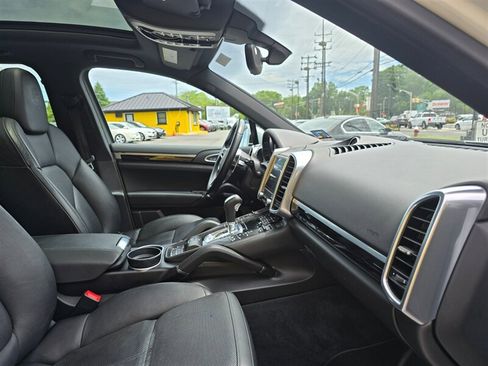 Used 2018 Porsche Cayenne S Platinum AWD/4WD image 23