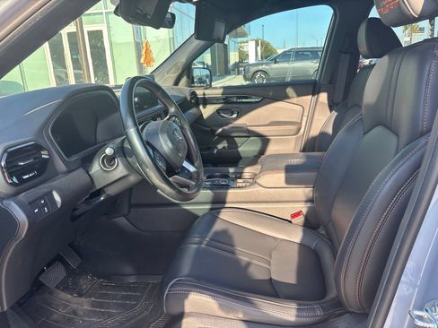 Used 2025 Honda Pilot TrailSport image 9