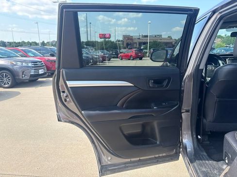 Used 2016 Toyota Highlander LE AWD/4WD image 32