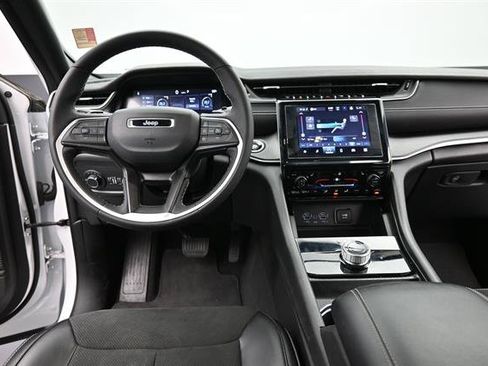 Used 2024 Jeep Grand Cherokee Altitude AWD/4WD image 11