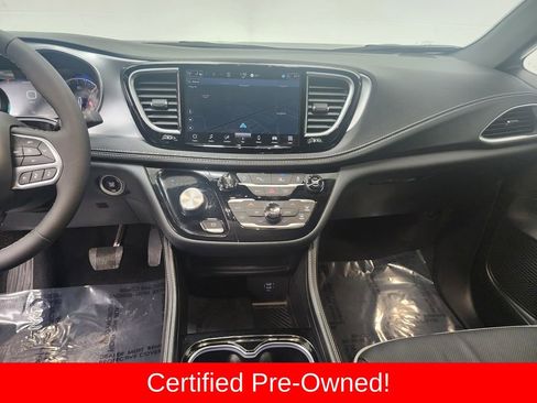 Used 2026 Chrysler Pacifica Limited image 16