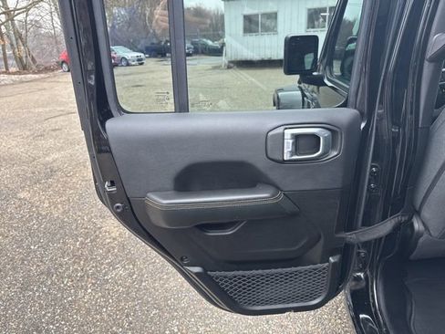 Used 2025 Jeep Wrangler Sahara image 18