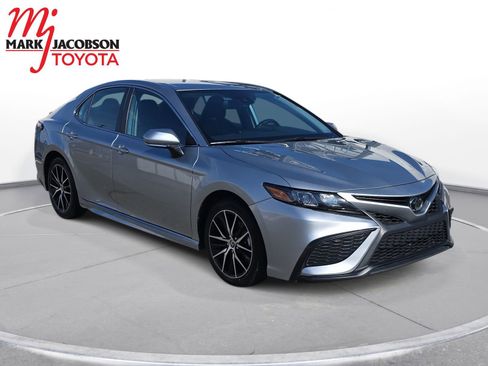 Used 2024 Toyota Camry SE image 5